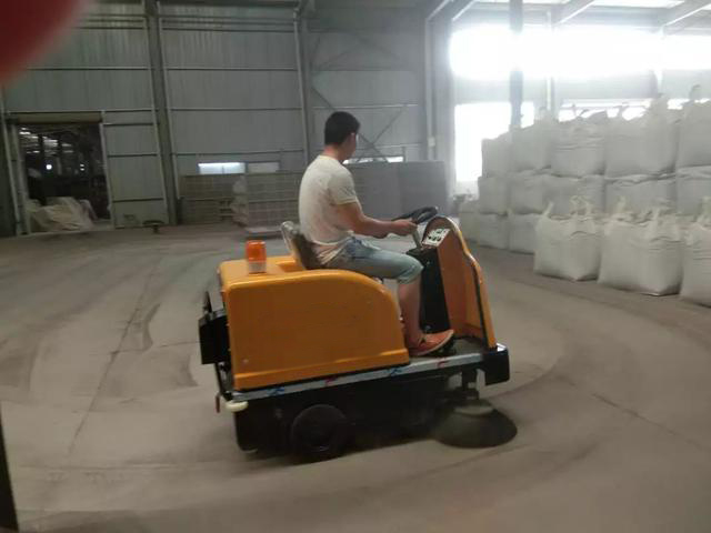 駕駛式掃地機 駕駛式掃地機