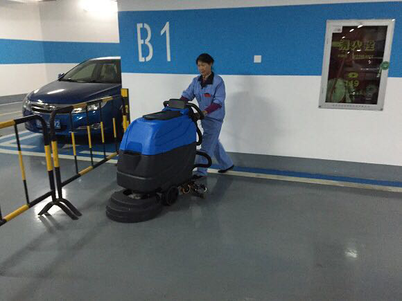 手推式洗地機