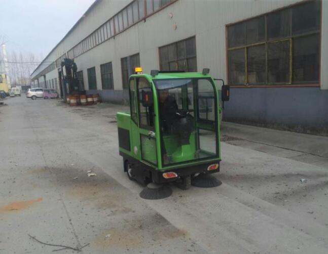 全封閉駕駛式掃地機1660