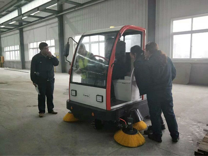 電動駕駛式掃地車